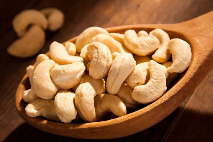 Cashews increase testosterone levels due to the high zinc content